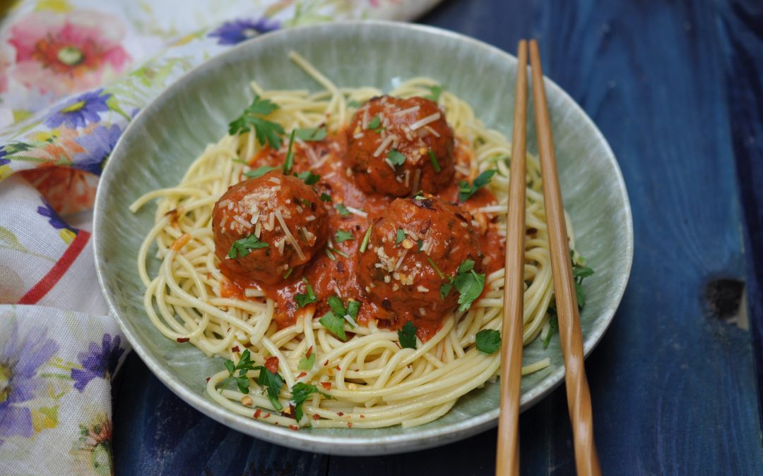 Spaghetti Meatballs with Garlicky Tomatoes Gravy